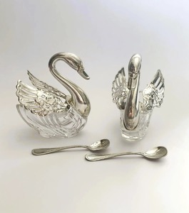 Salero y pimentero de lujo en forma de cisne, de metal y vidrio, para mesa, elegante juego de condimentos para comidas finas y servicio a los invitados. - Product Image 1