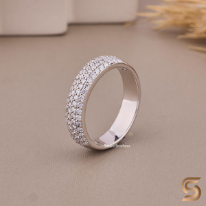 Anillo de media eternidad de oro blanco de 18K con moissanita y diamantes, banda de boda pavé de 5mm, corte redondo, étnico - Product Image 1