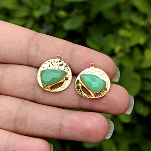 Par de Pendientes de Calcedonia Crisolita con Corte Trillón, de Latón Sólido con Baño de Oro de 18k, Componente de Joyería Hecho a Mano, Minimalista, con un Solo Engaste - Product Image 4