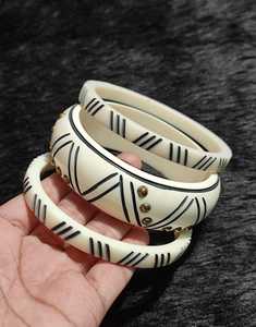 ชุดกำไลข้อมือทำมือจากวัสดุออร์แกนิกที่เป็นมิตรกับสิ่งแวดล้อม ลายครีมดำลายเส้น ศิลปะพื้นบ้าน รูปทรงวงรี งานฝีมือที่ทนทาน - Product Image 1