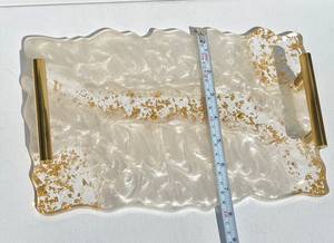 Plateau de service en résine blanc nacré avec des paillettes dorées et des poignées métalliques – Plateau décoratif de luxe fait main, organiseur de table basse - Product Image 2