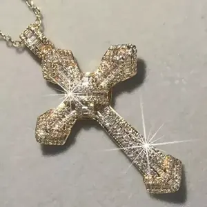 Colgante de cruz con incrustaciones de circonitas, chapado en oro, estilo hip hop, colgante religioso para mujer, joyería de moissanita al por mayor - Product Image 1