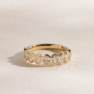 Anillo de Oro con Moissanita Ovalada de 14K/18K, Banda de Eternidad para Mujer, Anillo de Boda con Bisel Ovalado de 3x2mm, Joyería Minimalista Apilable - Product Image 1