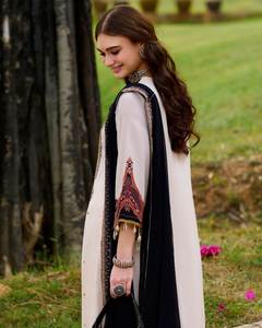 ชุดปาร์ตี้ผ้าซิมเมอร์แบบกลับด้านได้ คอลเลคชั่นพิเศษสำหรับวันอีด สไตล์ปากีสถาน หรูหรา ระยิบระยับ - Product Image 2