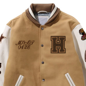 Veste en polaire pour homme avec patchs brodés et lettre H sur le devant, style preppy marron et blanc, vêtement d'automne - Product Image 2