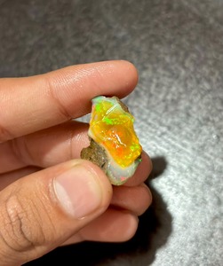 Opale de feu Welo éthiopienne naturelle de 23,80 carats, certifiée par une tierce partie, qualité AAA, pierre brute multicolore, octobre - Product Image 1