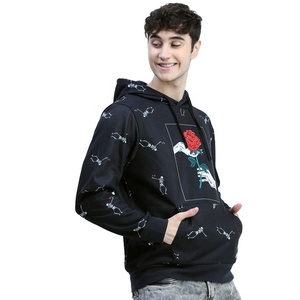 Sudadera con capucha negra personalizada para hombre con estampado de rosa y esqueleto, corte regular, estilo casual, para otoño. - Product Image 4