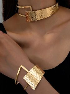 Collier de luxe fait main, collier statement, collier de créateur, collier élégant avec pendentif, bijou artistique - Product Image 3