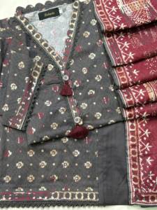 Colección Casual Premium de 3 Piezas de Ssumaira - Camisa de Algodón Estampada AIRJET, Dupatta y Pantalón Liso Teñido con Bordado - Product Image 1
