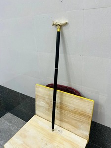 Canne de marche en bois de rose poli avec poignée en forme d'oiseau paon et détails en laiton, pour la Saint-Valentin, la remise des diplômes, ou comme décoration murale - Product Image 2