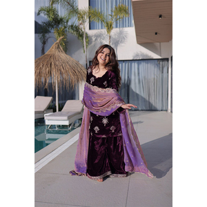 Proveedor Mundial Vende Ropa Pakistaní, Colección de Trajes de Terciopelo Pesado con Bordados para Bodas - Product Image 1