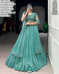 Lehenga Choli de mariée traditionnel Noor-e-neela, longueur ras du sol, en tissu à motifs de pièces d'or, séchage rapide et protection solaire, idéal pour les fêtes - Product Image 5