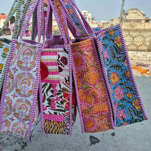 Bolsa de Mano Grande Reversible Personalizada, Acolchada, de Algodón, con Estampado Floral Blanco y Gris, para el Día de San Valentín - Product Image 1