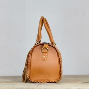 Sac Speedy en cuir avec motif floral embossé, fermeture éclair, panneau en cuir de vachette marron, détail pompon, style décontracté - Product Image 3