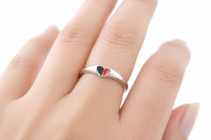 Anillo de Plata de Ley 925 con Corazón Esmaltado en Negro y Rojo para Mujer - Product Image 2