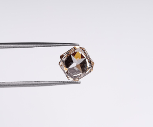 Bague de fiançailles et de mariage en diamant de laboratoire de 2,5 carats, couleur champagne fantaisie, taille Asscher, certifiée IGI - Product Image 2
