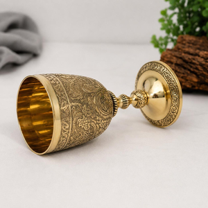 Copa de Vino de Latón con Adornos Florales Paisley Grabados, Acabado Dorado, Vajilla Decorativa para el Hogar, Bar o Mesa - Product Image 2