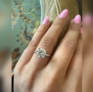 Bague de luxe en diamant de laboratoire taille ronde pour femme, or 9K 14K 18K, cadeau de fiançailles et de mariage, avec certification IGI SGL, 2 carats - Product Image 3