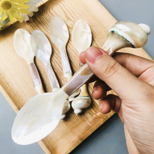 Cuillère élégante en nacre du Vietnam, fabriquée à la main à partir de coquillages, pour servir le caviar, les desserts, le café et la crème glacée. - Product Image 2