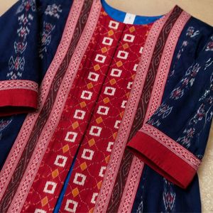 Vestido Anarkali Ikkat Arts Indigo Patola con Abertura Frontal – Azul Marino y Carmesí, Inspirado en la Costura Artesanal Étnica - Product Image 4