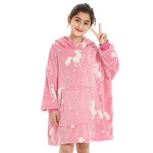 Sudadera con Capucha y Manta Personalizada con Diseño Sublimado, Material 100% Poliéster que Brilla en la Oscuridad - Product Image 5