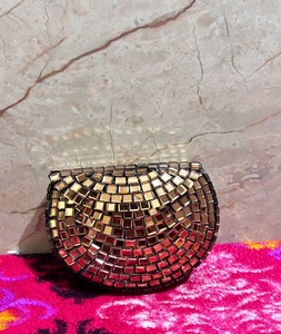 Magnifique pochette en résine Kundan avec bordure en métal, pochette pour femme pour soirée, de f s international - Product Image 5