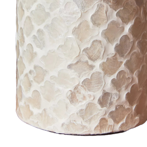 Exquisito soporte para tartas de nácar, pedestal redondo beige con borde festoneado, perfecto para exhibir tartas de boda y repostería. - Product Image 4