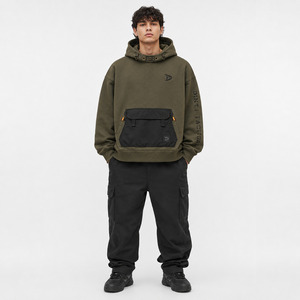 เสื้อฮู้ดสีเขียวมะกอกสำหรับผู้ชาย ยี่ห้อ Dirt Tactical พร้อมกระเป๋าหน้าและลายพิมพ์โลโก้ ทรงปกติ สวมใส่สบาย - Product Image 4