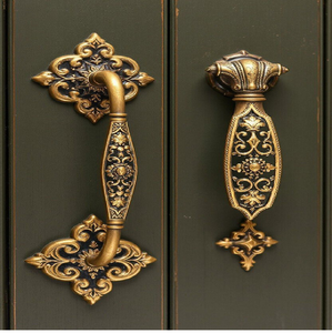 Manija de palanca de lujo en oro con un pomo de cristal ámbar facetado y una elegante placa trasera larga. Disponible a precios de mayorista. - Product Image 6