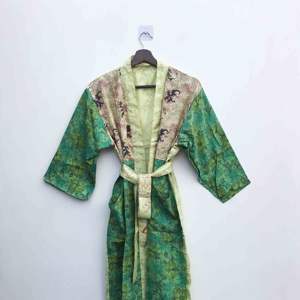 Kimono largo de patchwork, ropa de dormir, bata de noche, hecho a mano, estilo indio vintage, de seda sari reciclada. - Product Image 1