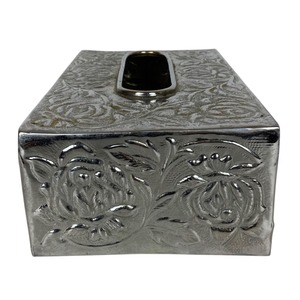 Caja de pañuelos de metal con acabado plateado y diseño floral, perfecta para la cocina, la sala de estar y el comedor. Venta al por mayor desde India. - Product Image 3