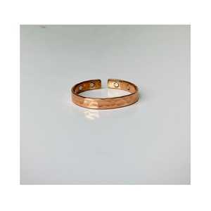 Pulsera de Terapia Magnética de Cobre Puro para Alivio del Dolor de Artritis, Brazalete de Cobre Bioenergético Ajustable Martillado, Joyería para Hombres - Product Image 1