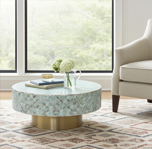 Mesa de centro ovalada con un diseño de incrustaciones geométricas y en forma de estrella en blanco y negro, sobre cuatro patas delgadas de latón. - Product Image 4
