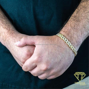สร้อยข้อมือโมอิสซาไนต์สีเหลืองทองพรีเมียม ประดับด้วยพลอยเจียระไนทรงเหลี่ยมและดีไซน์แบบคิวบันลิงค์สุดคลาสสิก - Product Image 4