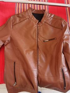 Blouson moto en cuir marron pour homme, col montant, fermeture éclair, coupe ajustée, doublure en fausse fourrure, idéal pour l'automne - Product Image 4