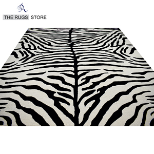 Tapis moderne en laine tuftée à la main, imprimé animal, avec envers en latex, à boucles coupées, motif zèbre, tigre, noir et blanc - Product Image 3