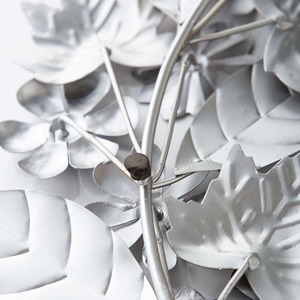 Charmante couronne florale en métal pour décoration murale, avec des fleurs bleues métalliques et des feuilles en bronze doré pour des accents de décoration intérieure vibrants - Product Image 5