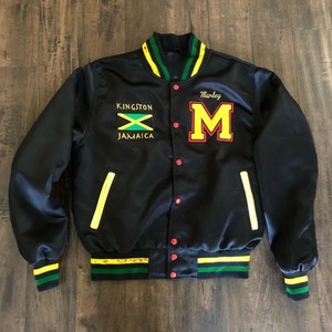 Blouson universitaire formel pour homme, coupe ajustée, col montant, avec logo personnalisé sur le devant, en polaire bicolore, haute qualité, collection automne, service OEM - Product Image 1