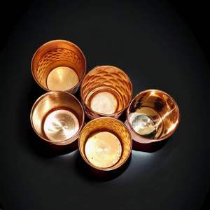 Ensemble de gobelets en cuivre assortis avec motifs martelés en nid d'abeille et surfaces gravées pour une collection unique d'articles de boisson en métal - Product Image 2