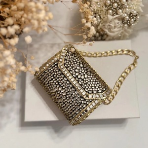 Bolso de hombro bohemio hecho a mano con cuentas de resina pintadas a mano y cadena, bolso de mano metálico para la noche. - Product Image 1