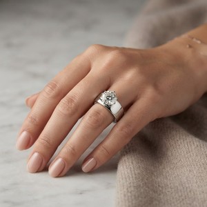 Anillo de Compromiso Clásico para Mujer con Moissanita, Corte Brillante Redondo, Engaste de Garras, Banda de Oro Blanco Chapado en 18K - Product Image 5