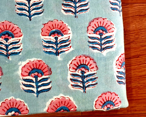 Tela de algodón estampada a mano con motivos florales en azul cielo – Material para confección de Jaipur - Product Image 1