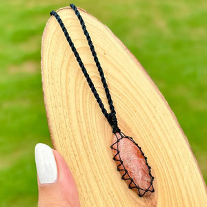 Collar Colgante de Macramé Hecho a Mano con Piedra Solar Rosa, Cordón Negro, Gema Natural, Joyería Boho Tribal de Cristal Curativo para Mujer - Product Image 1