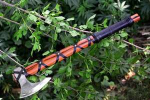 Hacha de mano industrial SCL de 22 pulgadas, forjada en acero de alto carbono, con cabeza de tomahawk y mango de madera de fresno, funda de cuero. - Product Image 2