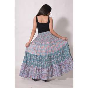 กระโปรงยาวลายบล็อกพิมพ์ผ้าฝ้ายสไตล์โบฮีเมียน ตกแต่งลายดอกไม้แบบแพทช์เวิร์ค กระโปรงแม็กซี่ทำมือจากอินเดีย เหมาะสำหรับฤดูร้อน เป็นมิตรกับสิ่งแวดล้อม ระบายอากาศได้ดี สวมใส่สบาย - Product Image 6