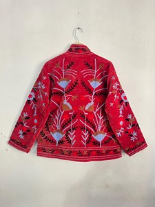Veste en velours brodée à la main pour femmes, design floral bohème rouge, tenue ethnique pour festival, veste courte - Product Image 5