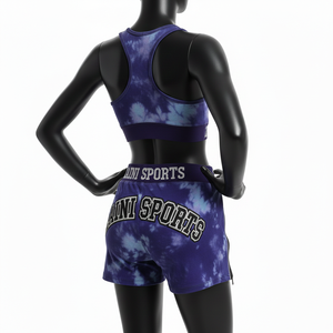 Conjunto de shorts para mujer de poliéster y elastano con efecto tie-dye morado y azul, paneles cosidos, cremallera y logo bordado. - Product Image 5