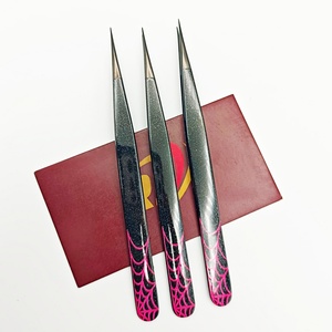 Pinzas para Extensión de Pestañas de Acero Inoxidable de Marca Privada Revamp International, Antiestáticas, Diseño de Red con Brillo Plateado y Negro - Product Image 3