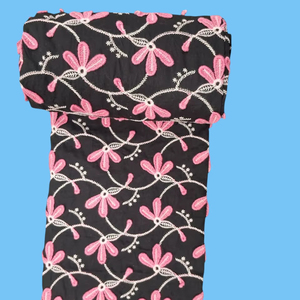 Tela de Algodón Bordada con Flores 3D en Negro y Rosa de Lujo – Elegante Patrón de Enredaderas en Tono Rosa con Apliques en Relieve - Product Image 1