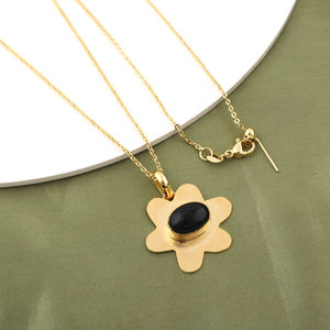 Collar minimalista con colgante floral de ónix negro ovalado, cadena con textura cepillada y chapado en oro de 18k. - Product Image 4